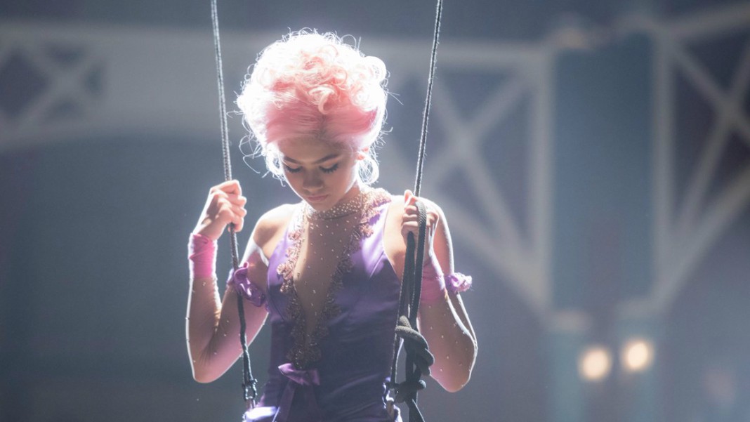 Zendaya trapeze