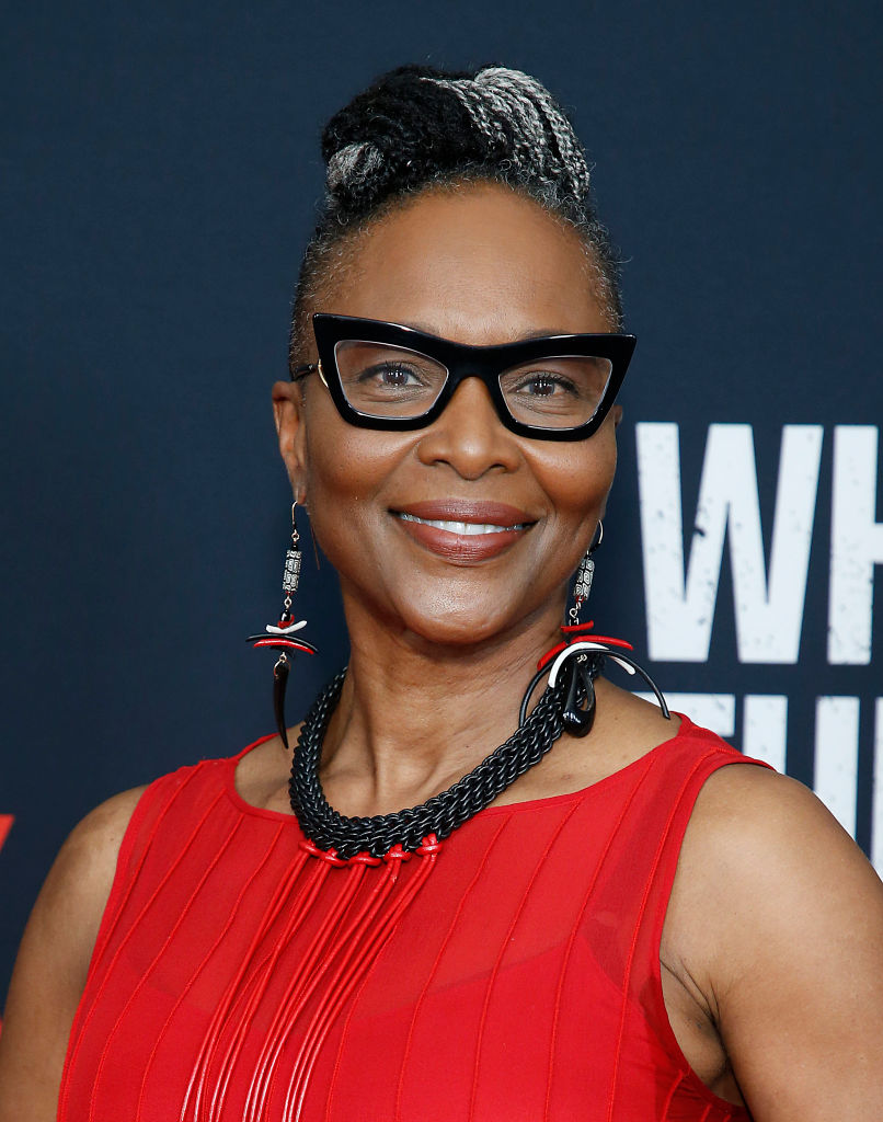  Suzzanne Douglas