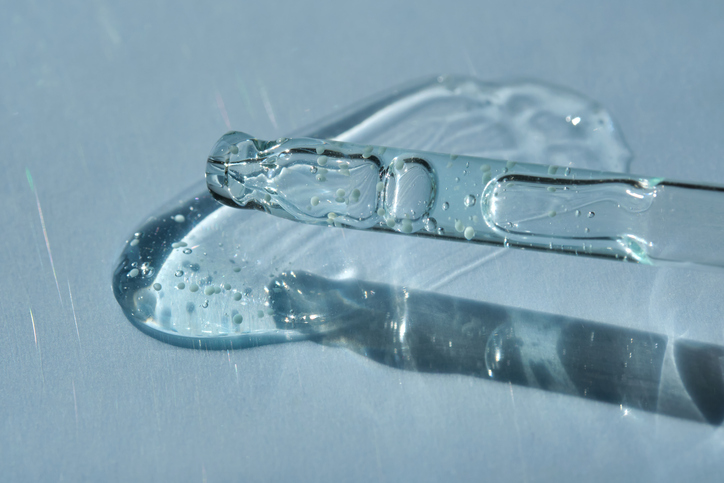 Pipette with turquoise gel booster with microcapsules of vitamins.