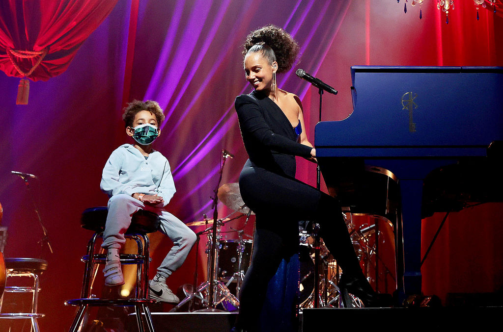 Alicia Keys Genesis son Swizz Beatz tour heart boobs pastie
