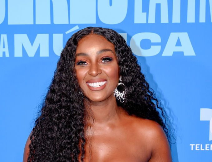 Amara La Negra Menea Tu Culo song Mira Quién Baila dancing Instagram