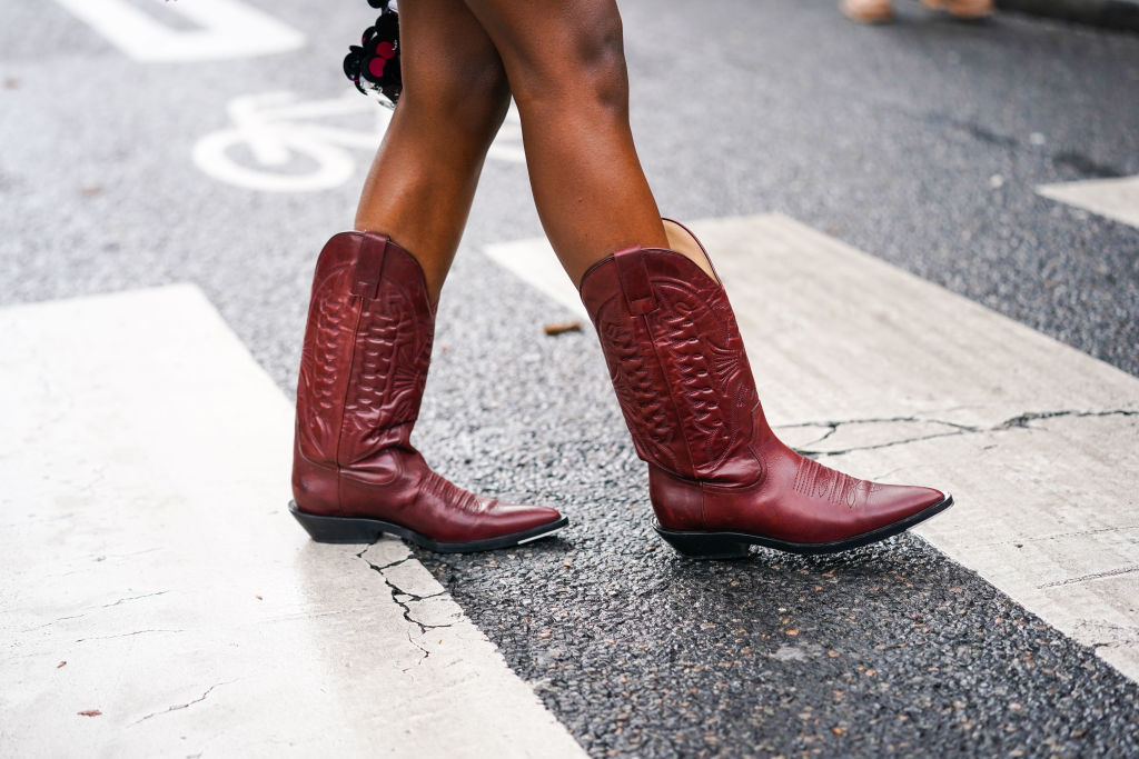 Street Style - Paris Fashion Week - Womenswear Fall/Winter 2020/2021 : Day Four